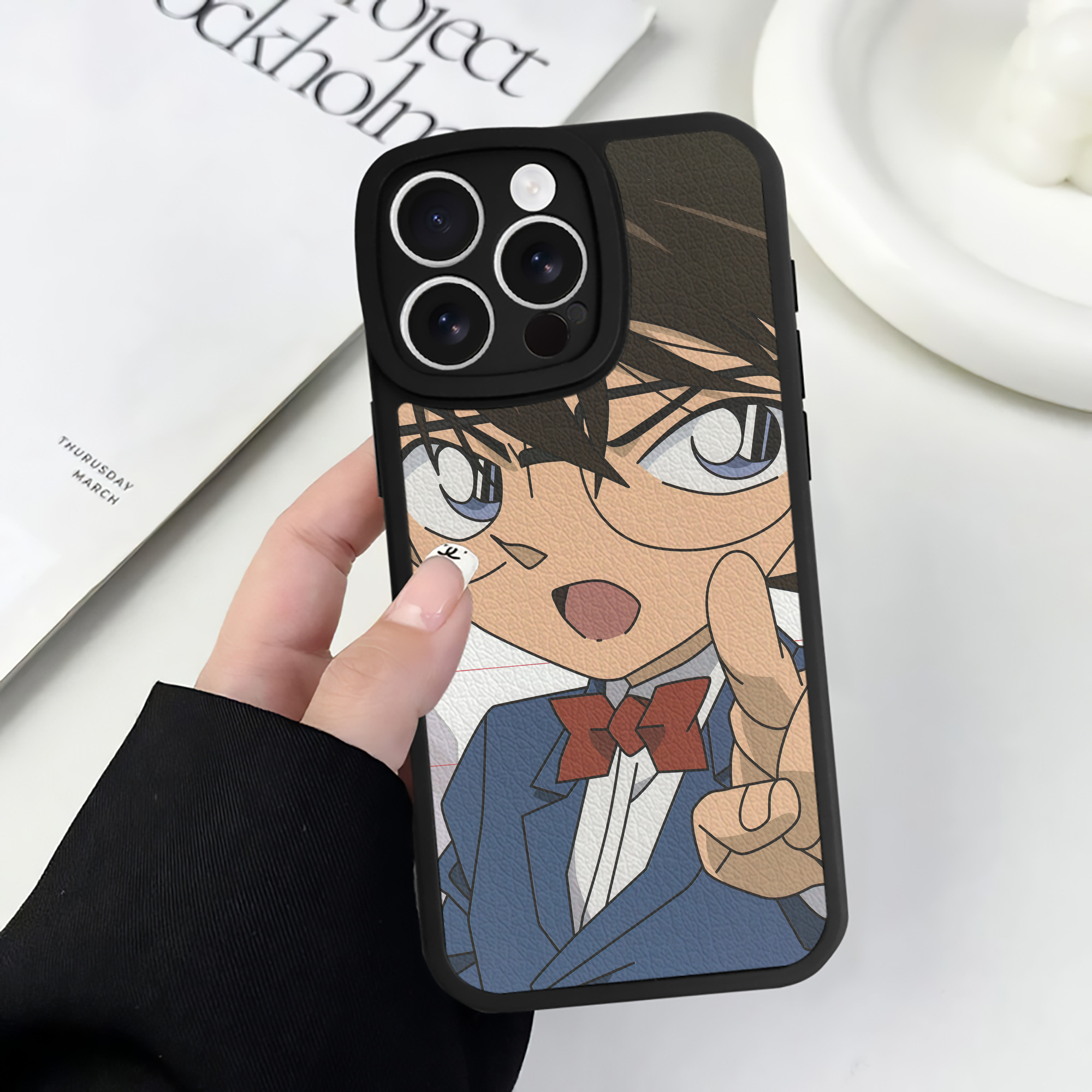 （画像用） 名探偵コナン Detective Conan 【iPhone 16シリーズ対応】シリコンスマホケース（レザー調） 材質：シリコン